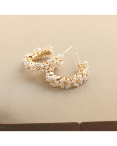 Boucles d'oreilles Créoles fleurs perles blanches